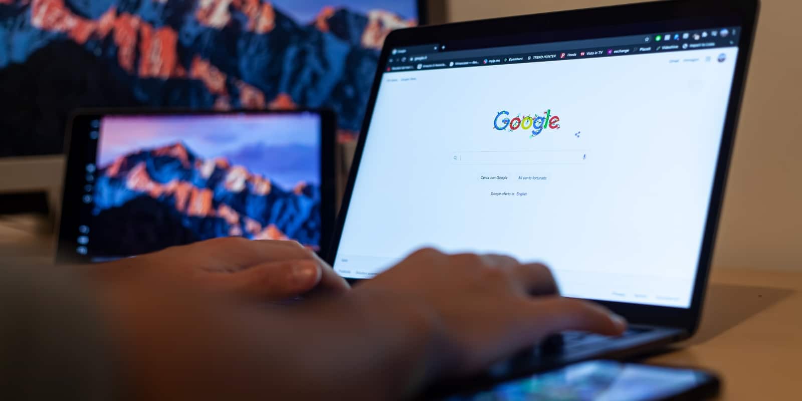 Gráfico que muestra cómo medir el ROI del SEO con métricas de Google Analytics